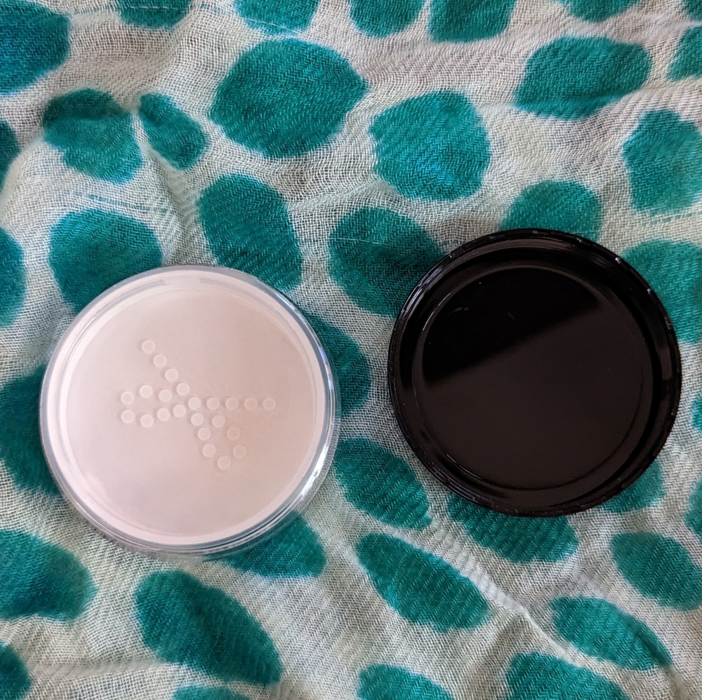 Ciate Extraordinary Translucent Powder - Picture 4 of 5